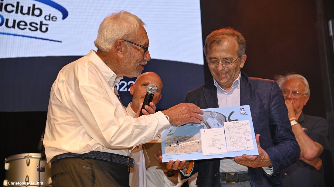 Jacques Berlo remet la plaquette FAI à Olivier Boulet, fils de Jean